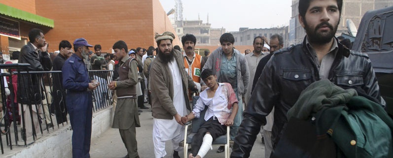 Talibanes atacan escuela en Pakistán y matan a 141 personas