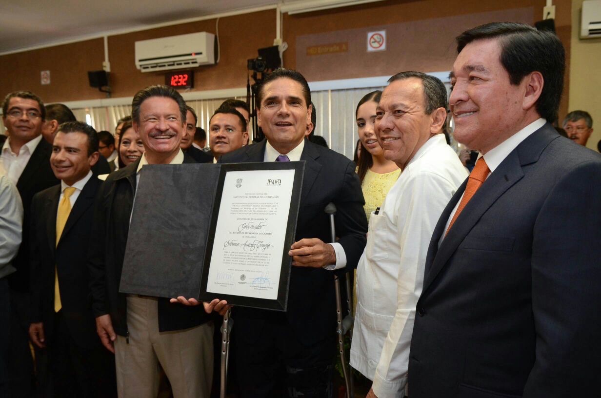 Silvano Aureoles recibe del IEM constancia de mayoría acreditándolo como Gobernador Electo de Michoacán