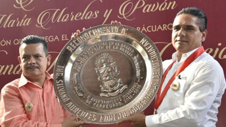 Recibe Silvano Aureoles la Presea José María Morelos y Pavón 