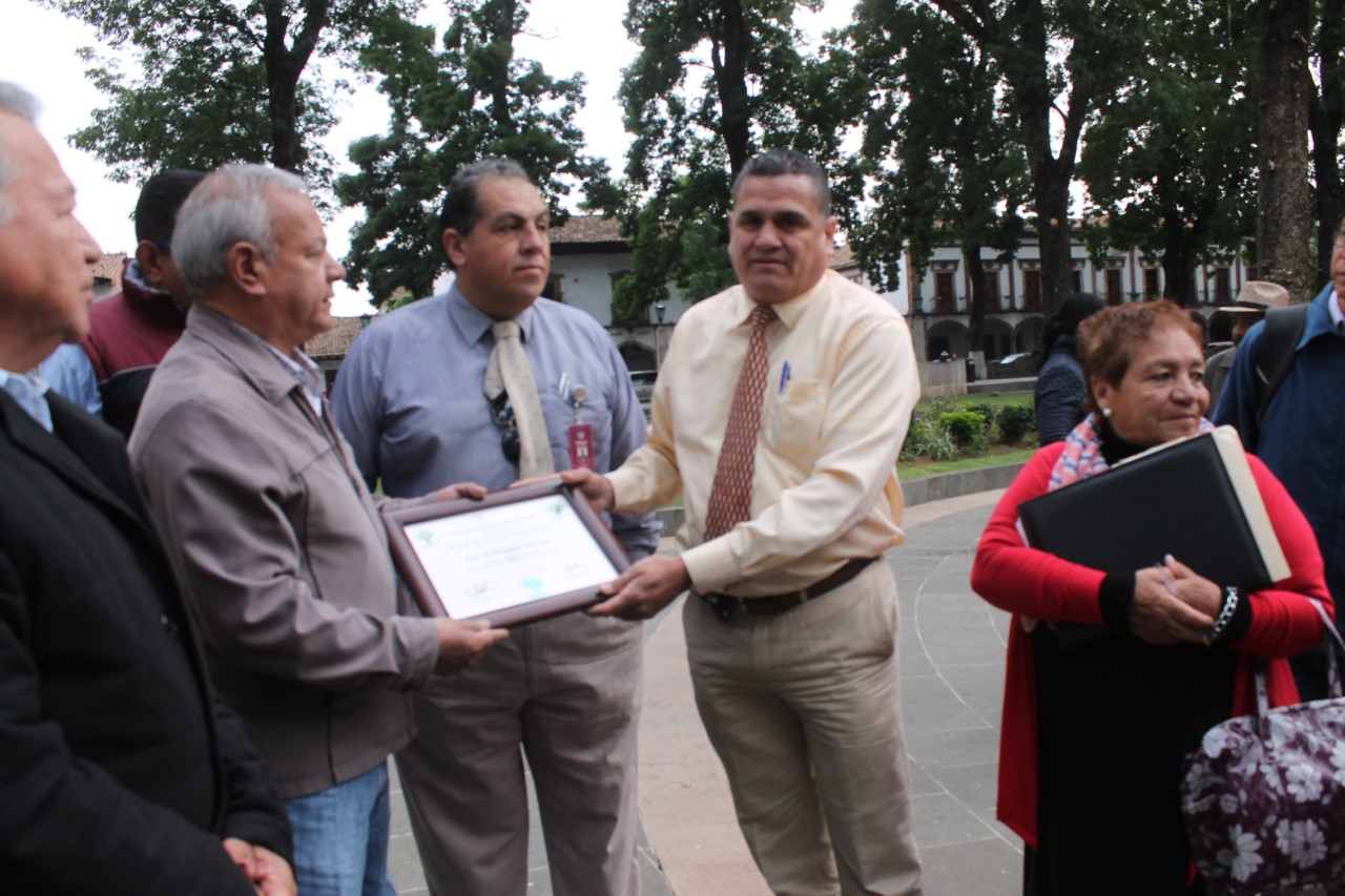 Entregan reconocimiento a Presidente de Pátzcuaro