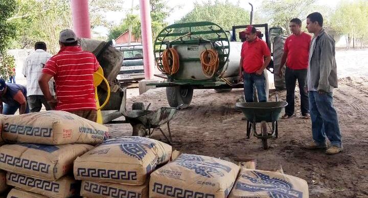 Enrique Zepeda aporta material y mano de obra para cancha en Altamira Apatzingán