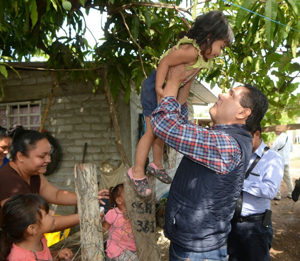 Silvano Aureoles visita Colonias Cenobio Moreno en Apatzingán
