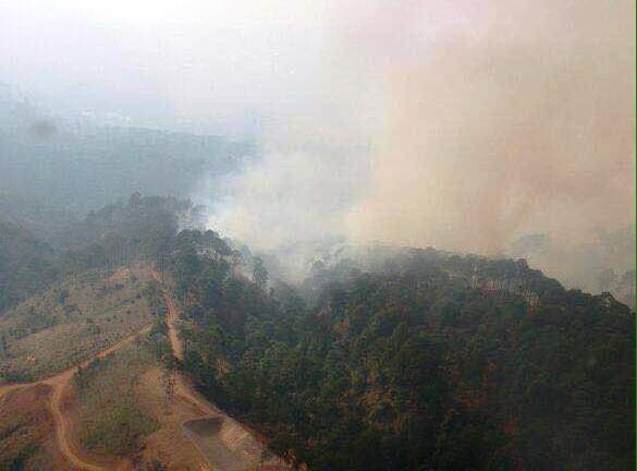 Tres órdenes de gobierno atienden incendio en Uruapan