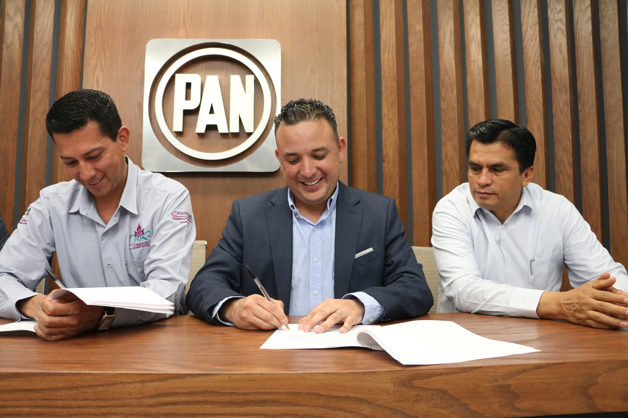 Diputados del PAN firman convenio para ayudar a michoacanos en pobreza