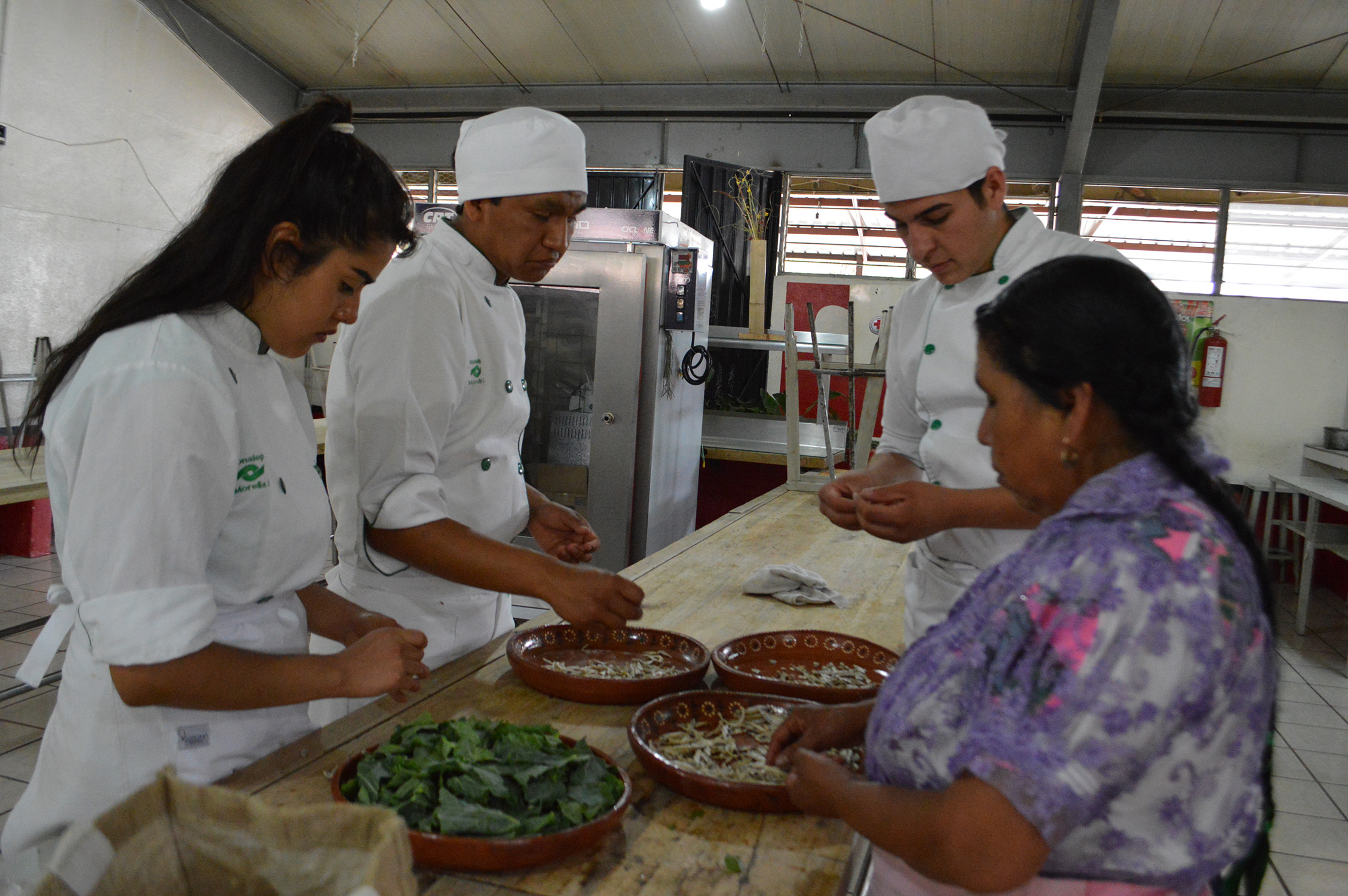 Cocinera tradicional comparte conocimientos culinarios con estudiantes del Conalep