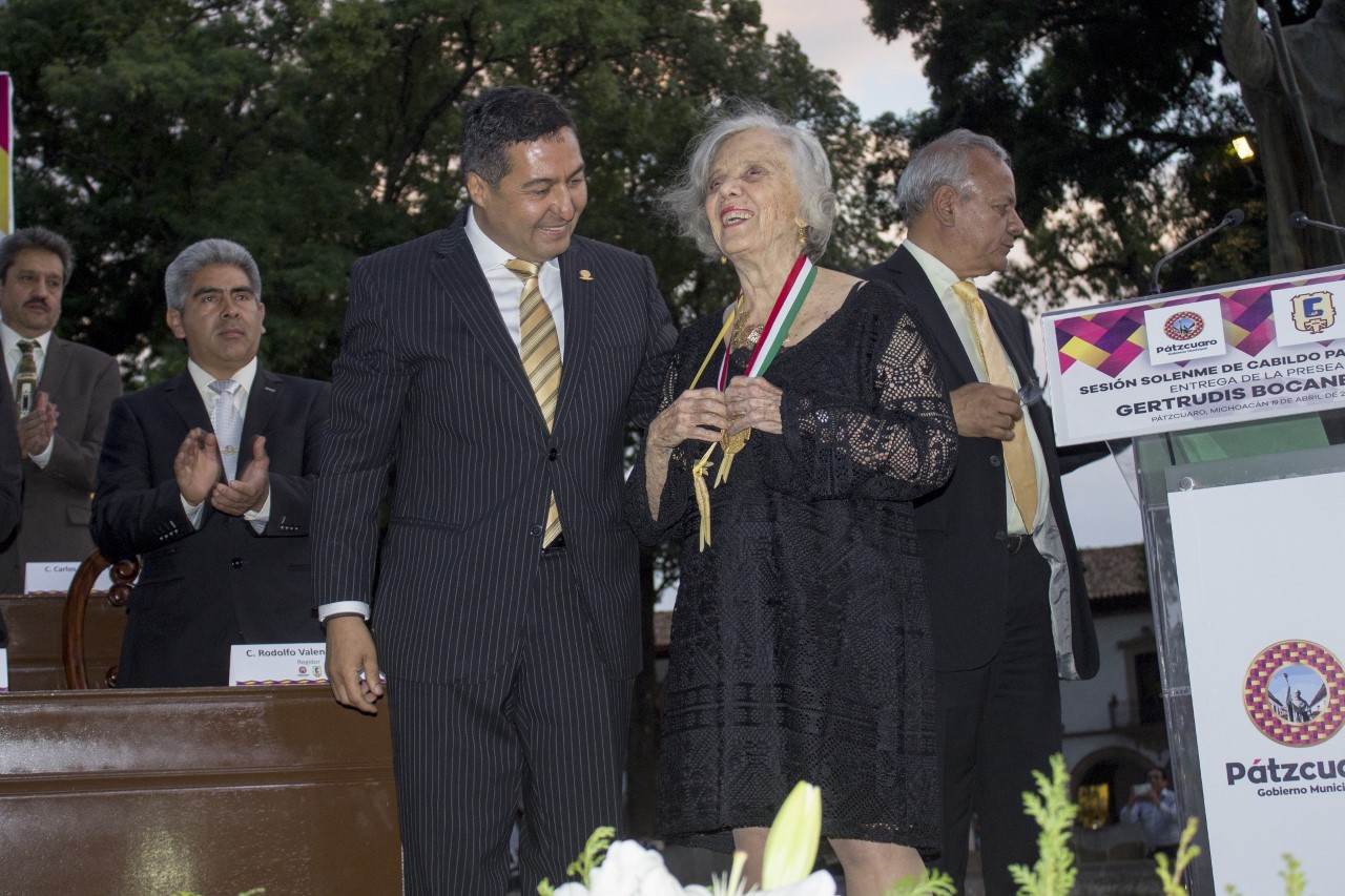 Gobierno de Pátzcuaro entrega presea a Elena Poniatowska