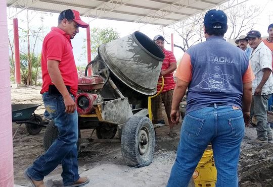Diputado de MORENA deja oficina y se une con mano de  obra y apoyo en materiales a comunidad de Apatzingán.