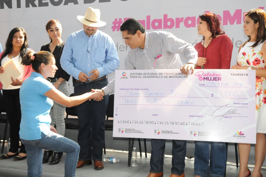 Gobernador refrenda compromiso con las jefas de familia