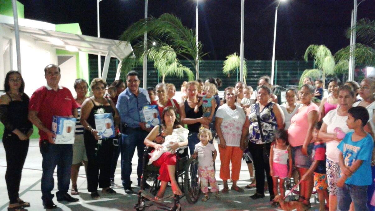 Profesionistas llevan alegría y regalos a familias de Apatzingán