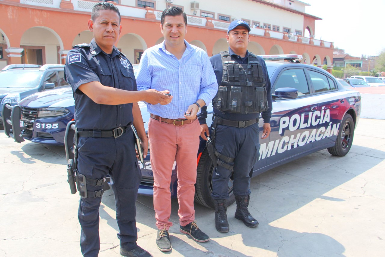 Alcalde de Apatzingán entrega nuevas patrullas