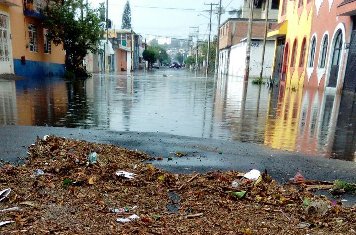 OOAPAS atiende reportes por encharcamientos