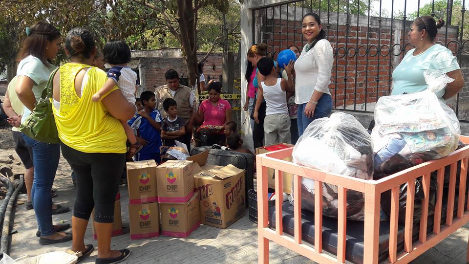 DIF Apatzingán entrega apoyos a familias en desgracia