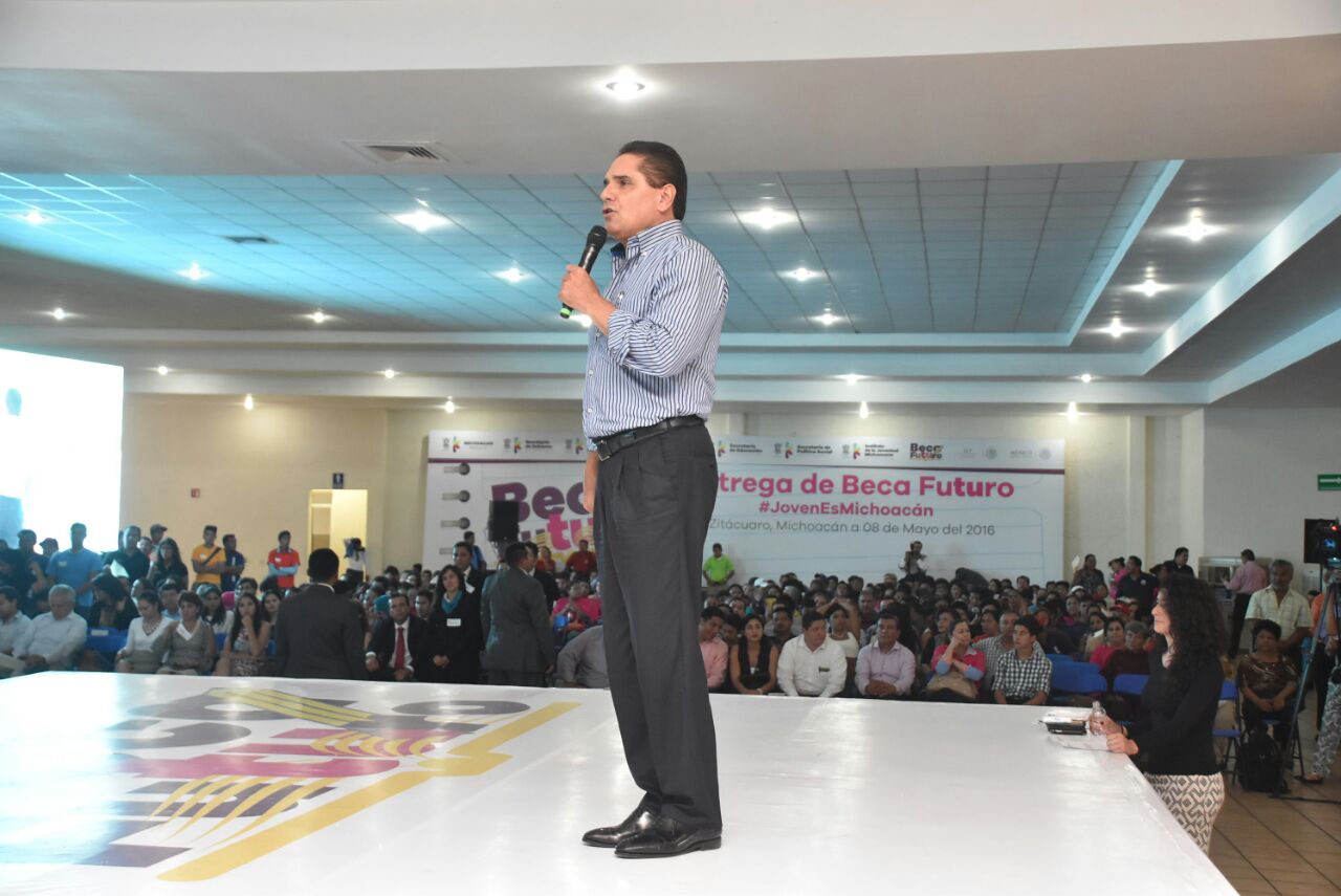 Entrega de Beca Futuro en región Zitácuaro