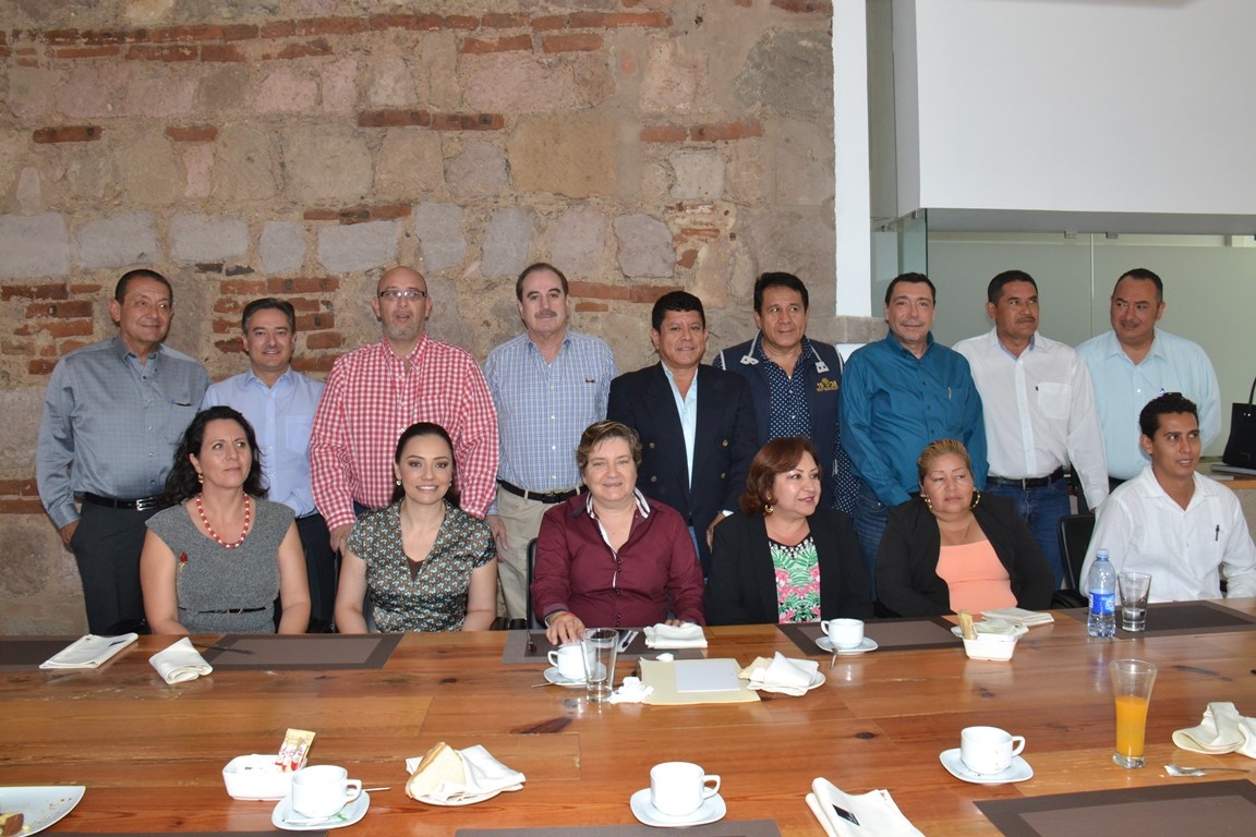 Adriana Hernandez atendió a Cabildo del Puerto de Lázaro Cárdenas