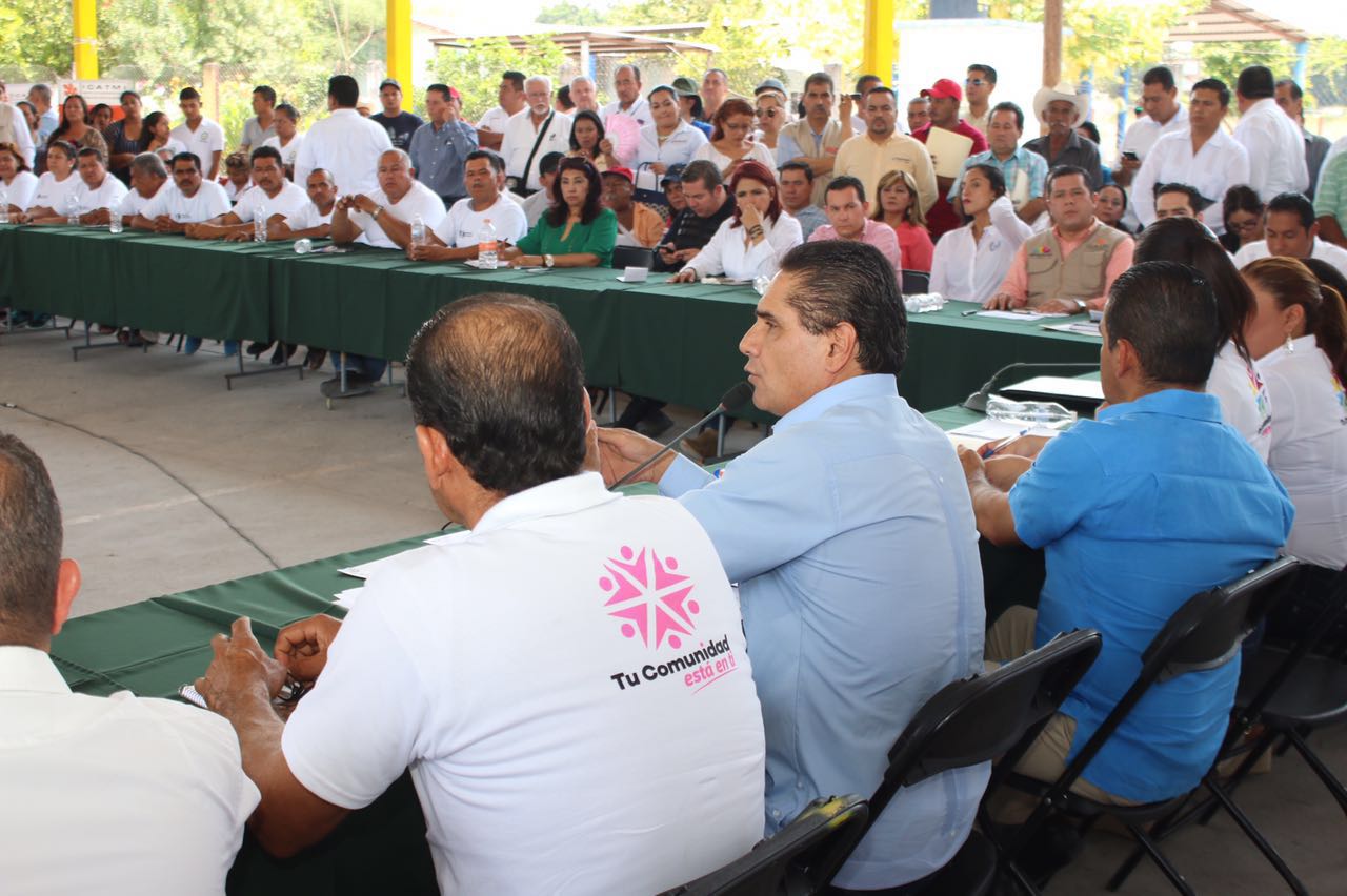 Silvano Aureoles toma protesta a integrantes del Comité Ciudadano de Úspero
