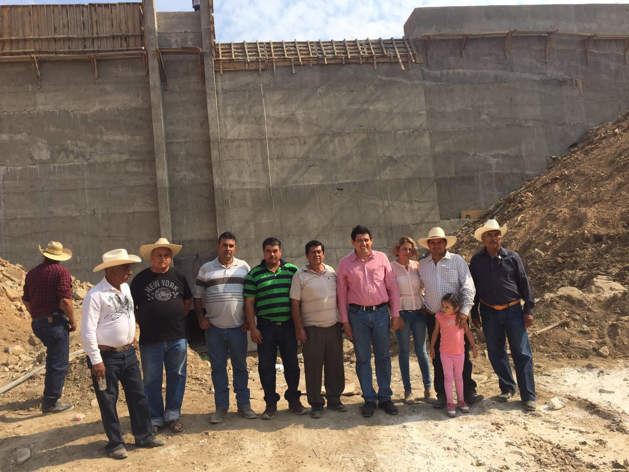 Peña Nieto cumple en Arteaga con construcción de presa: Raymundo Arreola