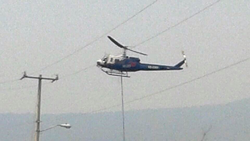 Arriba helicóptero de la Conafor para reforzar combate a incendios forestales