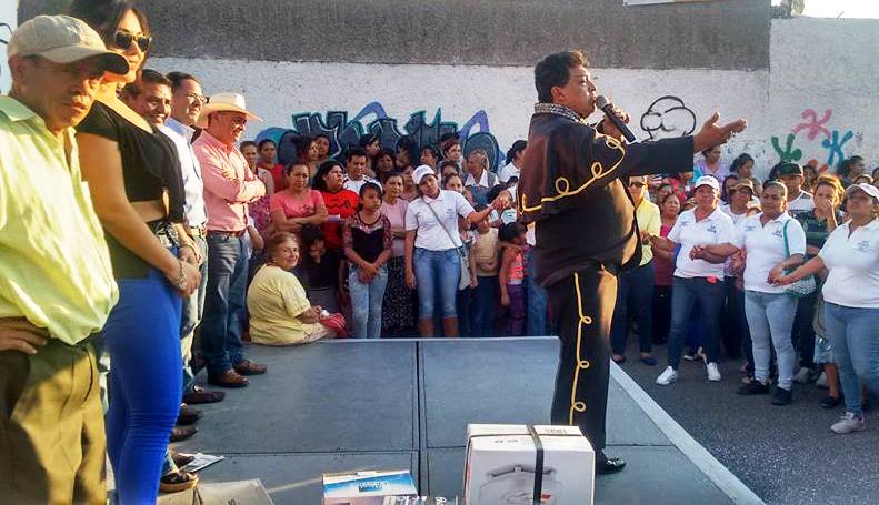 Regidores de Morelia festejan a las Madres de la  Colonia Punhuato en medio de lluvia de regalos.