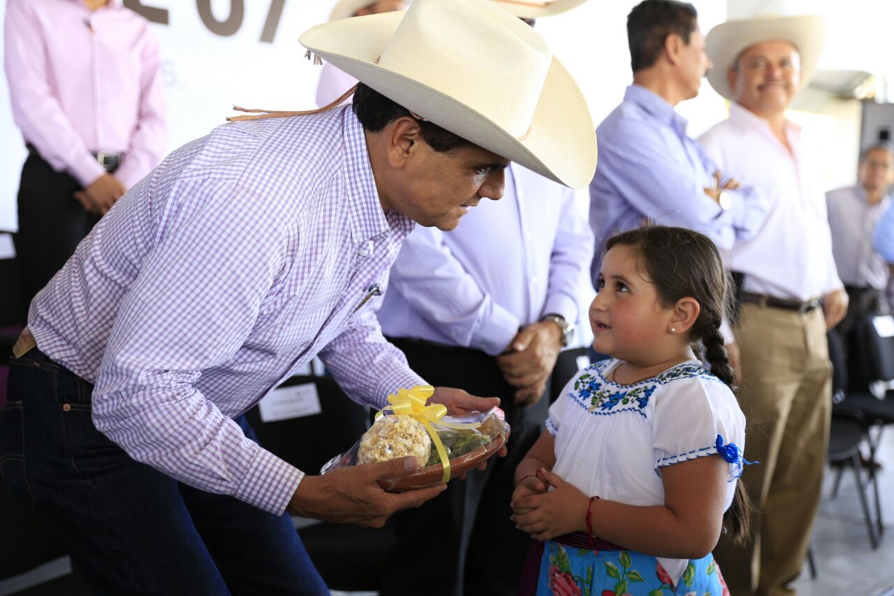 Silvano Aureoles inaugura aulas y entrega apoyos en Epitacio Huerta