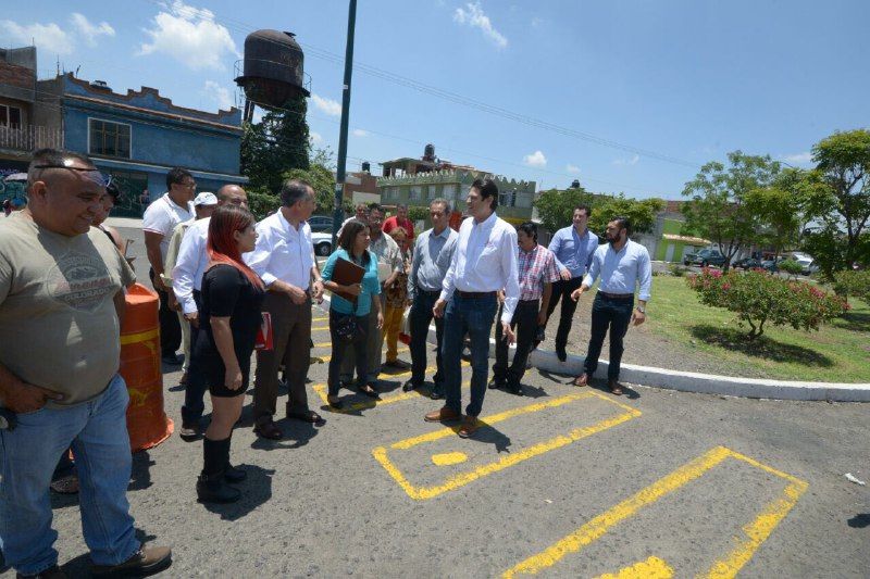 Acerca Alfonso Martínez servicios municipales a la colonia Mariano Escobedo