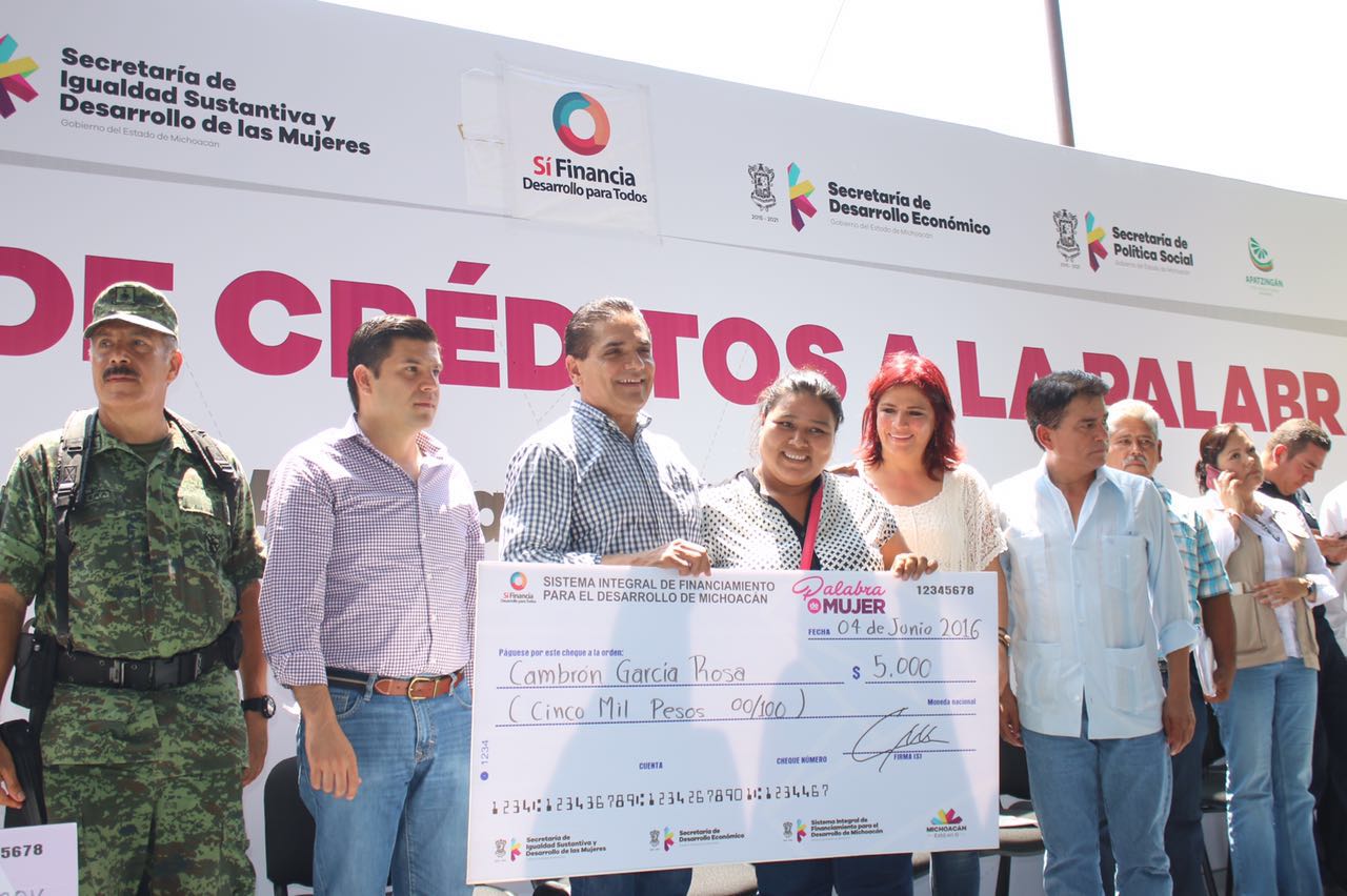 Entrega Gobernador créditos del programa Palabra de Mujer en Cenobio Moreno