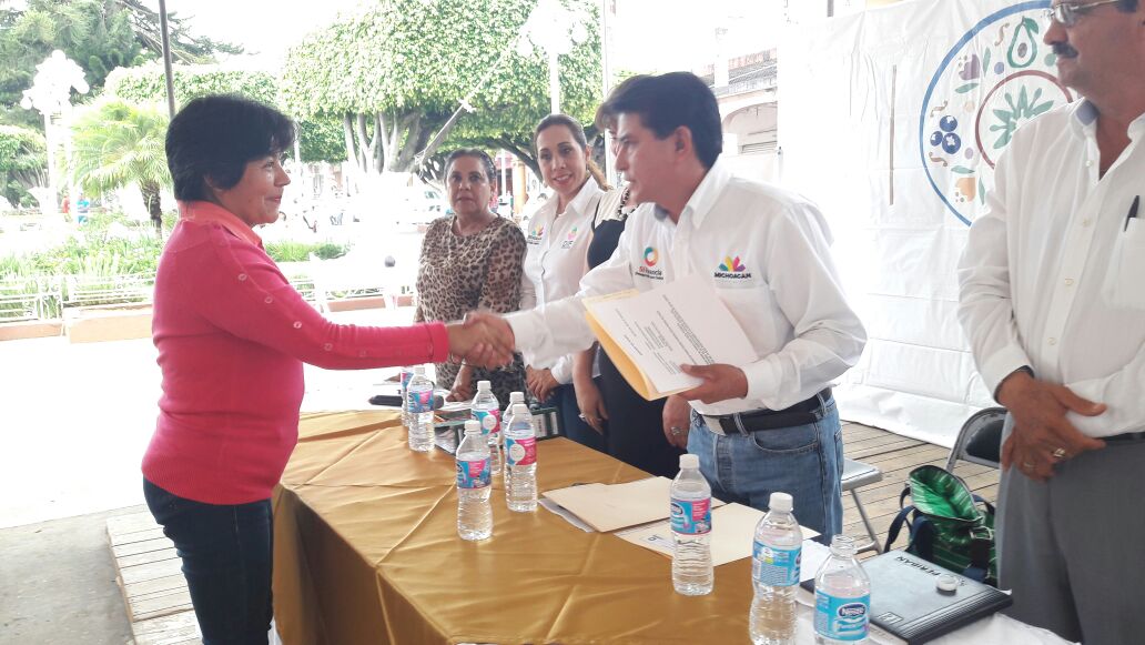 Entregan créditos de Palabra de Mujer en Peribán