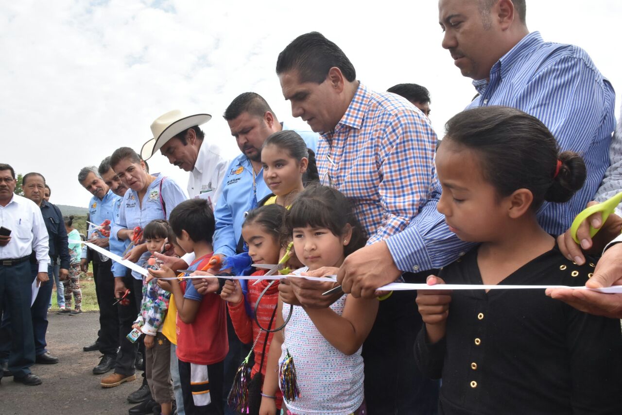 Fundamental mejorar la comunicación y servicios básicos en comunidades: Silvano Aureoles