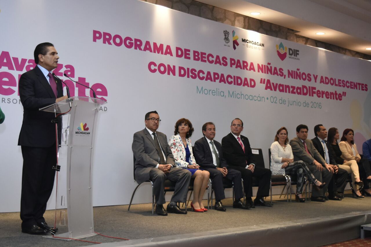 Arranca Silvano Aureoles programa de becas para niñas, niños y adolescentes con discapacidad
