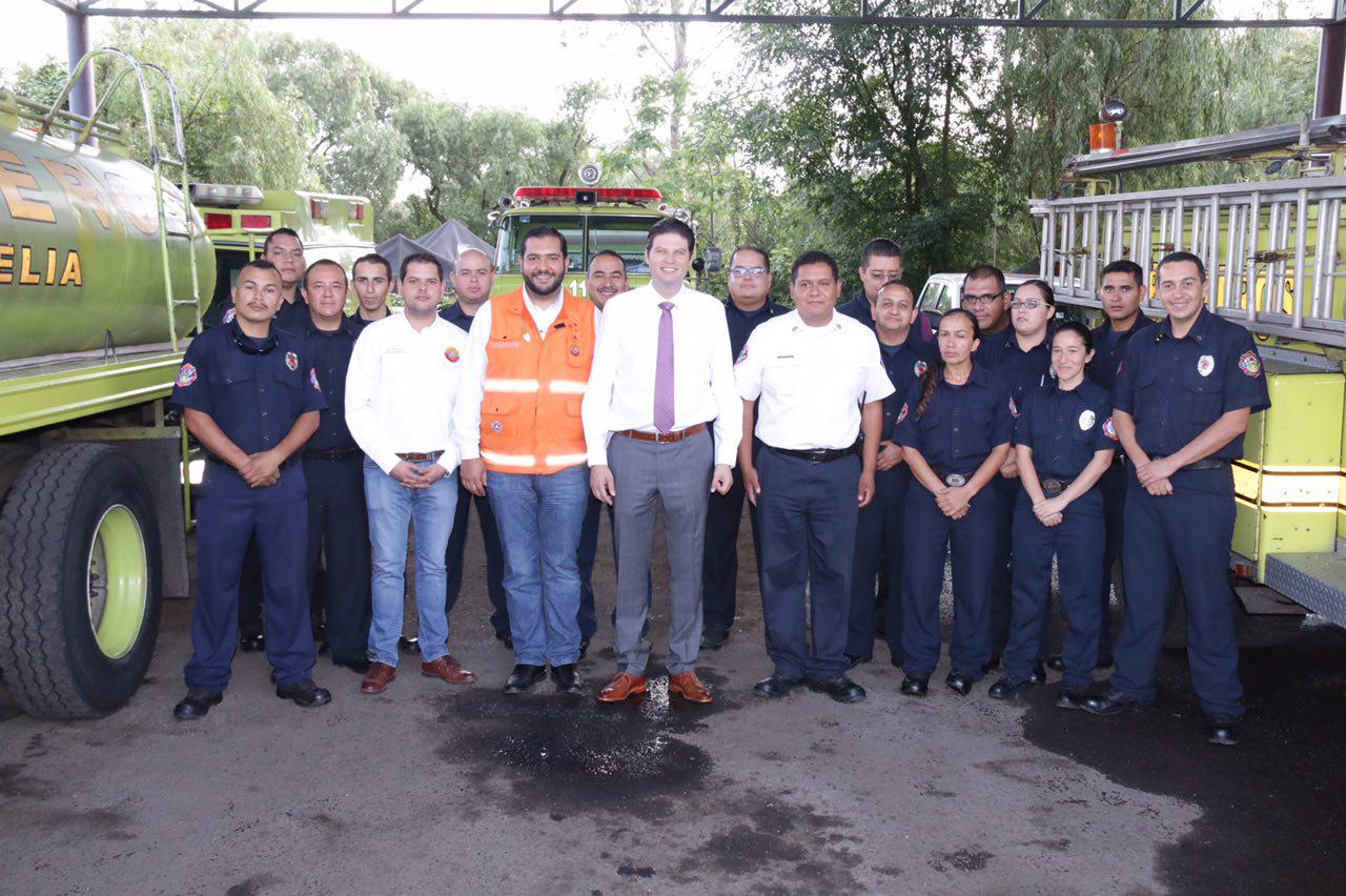 Alfonso Martínez ofrece mejorar condiciones de trabajo de bomberos de Morelia