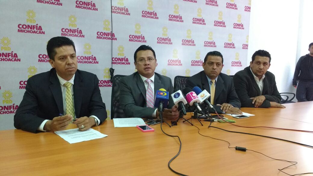 PRD buscará que se puedan legalizar autos extranjeros que circulan en Michoacán: Torres Piña •	Actualmente circulan alrededor de 600 mil vehículos de procedencia extrajera en la entidad.