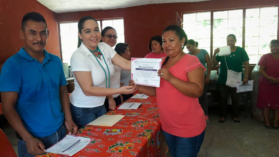Entregan reconocimientos a mujeres que concluyen curso de medicina alternativa en Apatzingán