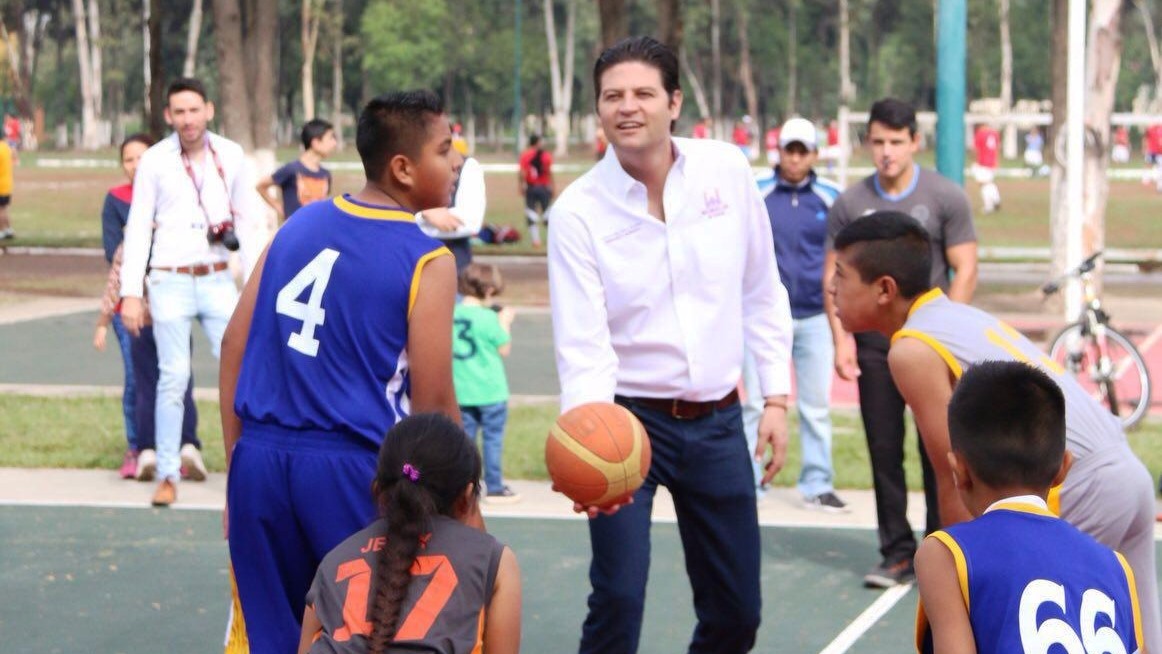 Alfonso Martínez inaugura competencia deportiva por aniversario de periódico Cambio de Michoacán
