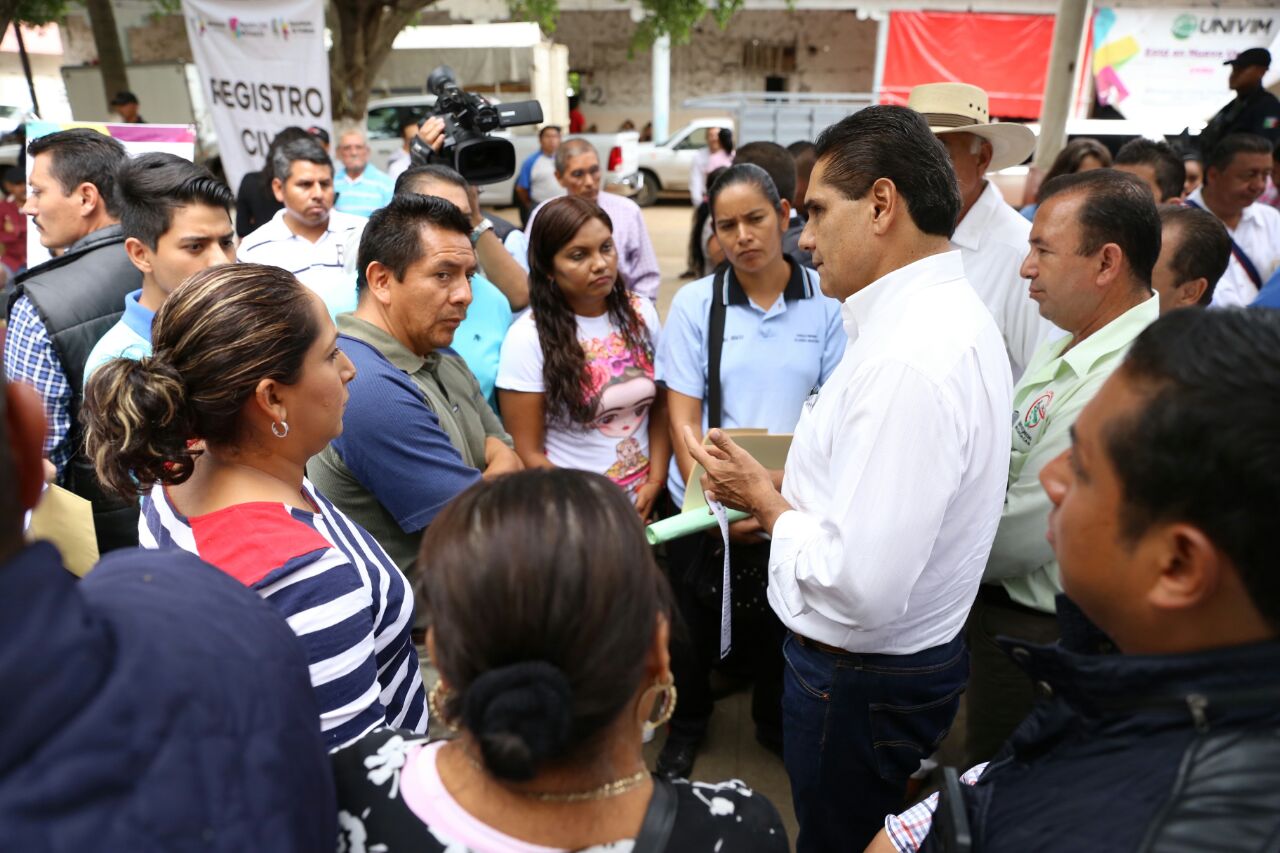 Mantiene Silvano Aureoles diálogo con profesores en regiones del estado