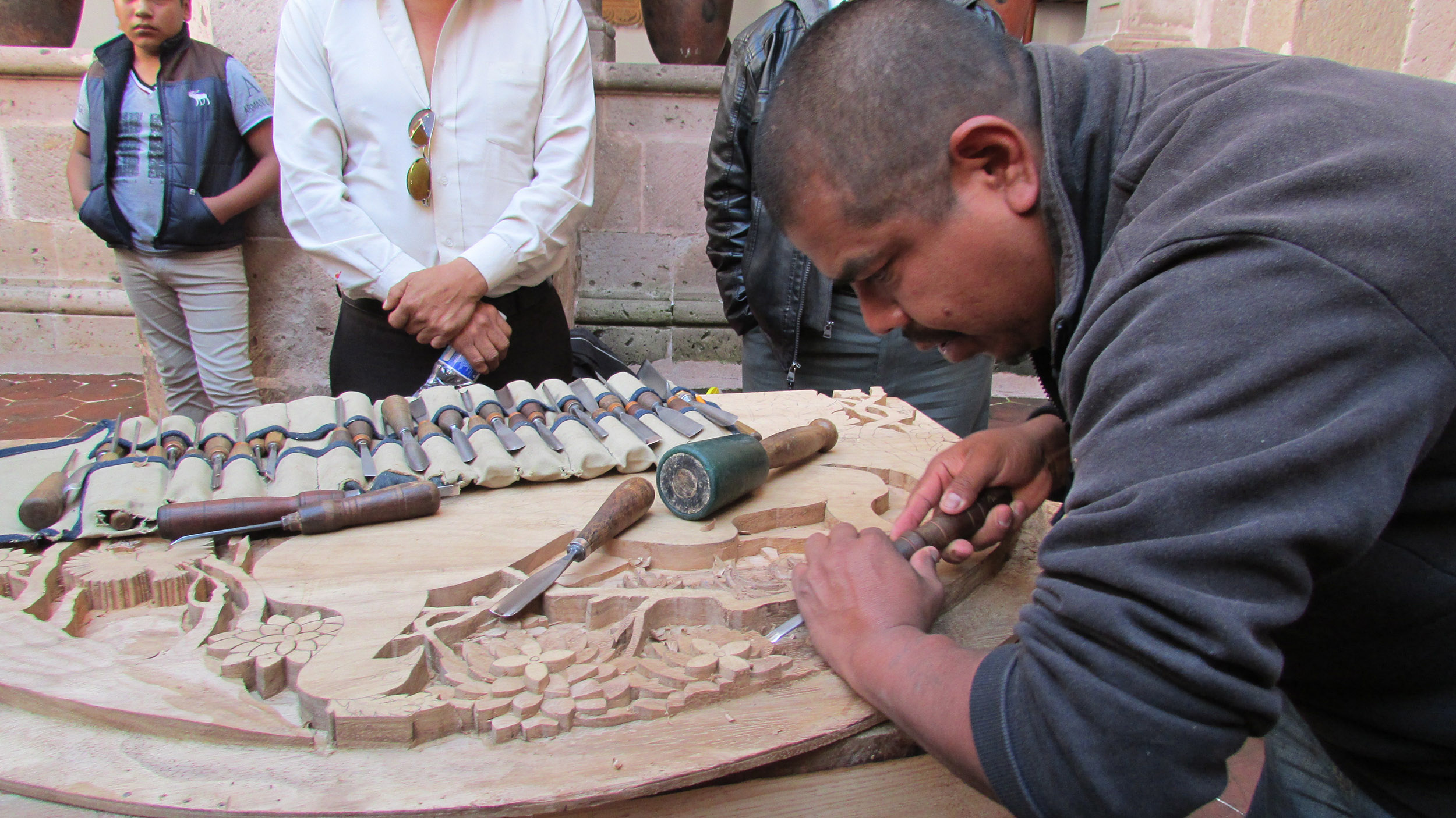 Artífices de Pichátaro alistan sus piezas para el concurso artesanal