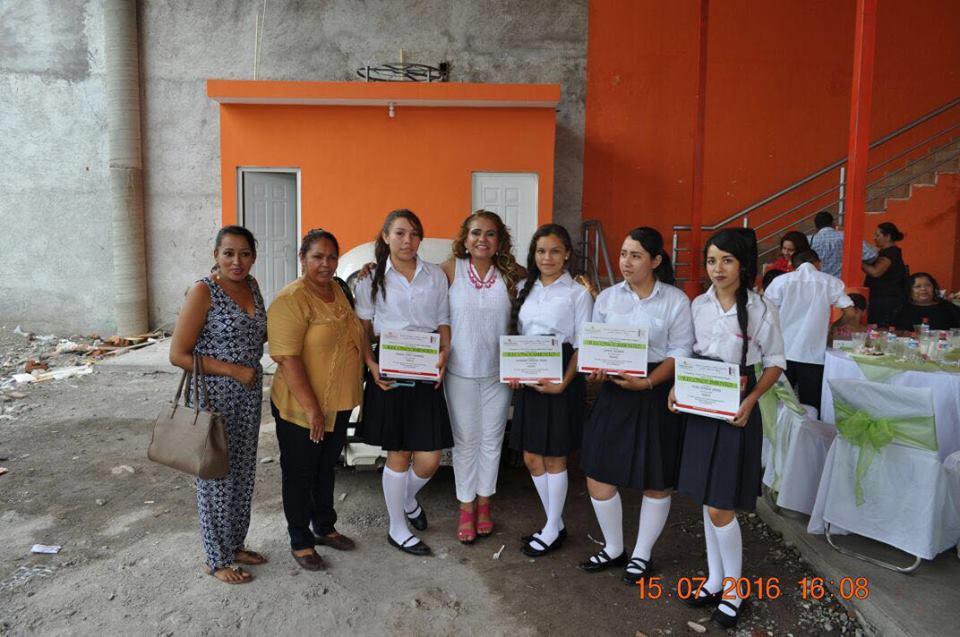 Asociación civil y legislador; reconocen en a estudiantes del Municipio de Parácuaro