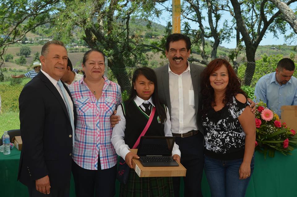 Entregan minicomputadoras a estudiantes del Telebachillerato en Jungapeo