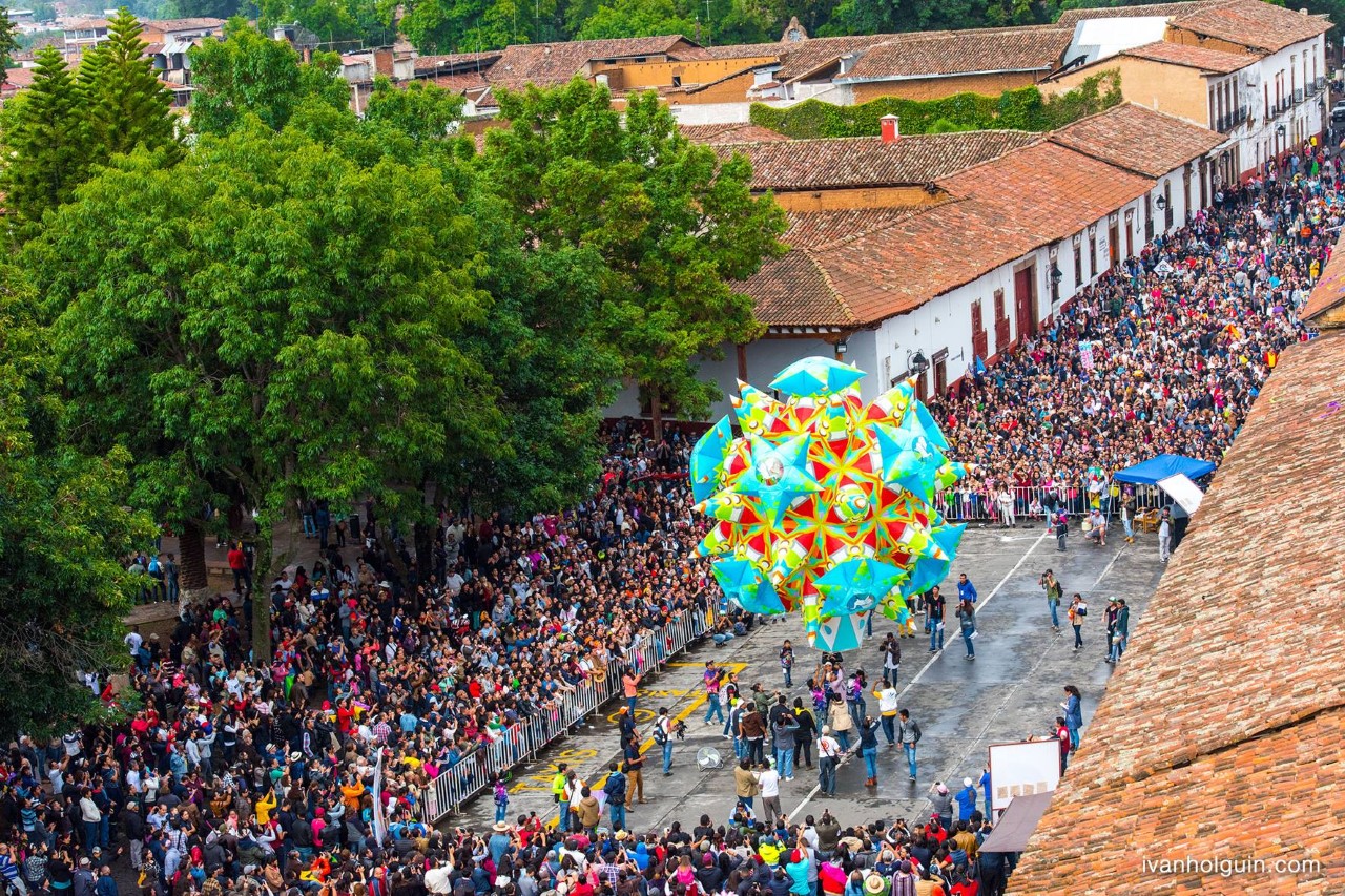 Globos de Cantoya dan imagen al cielo de Pátzcuaro