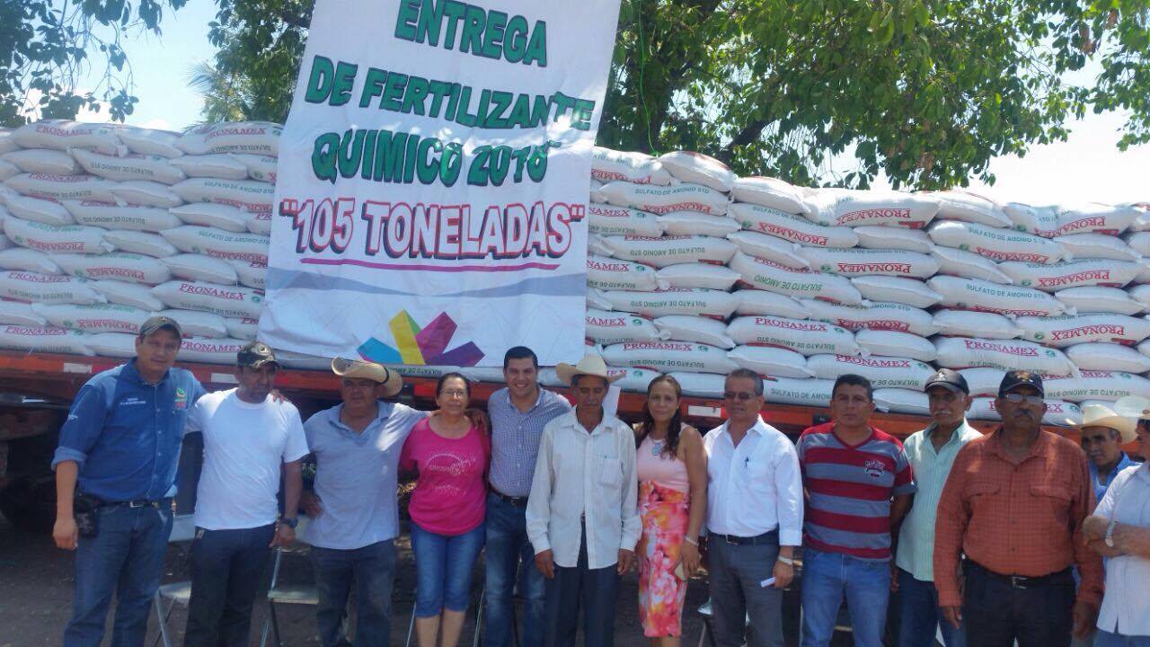 Ayuntamiento de Apatzingán realiza entrega de fertilizantes