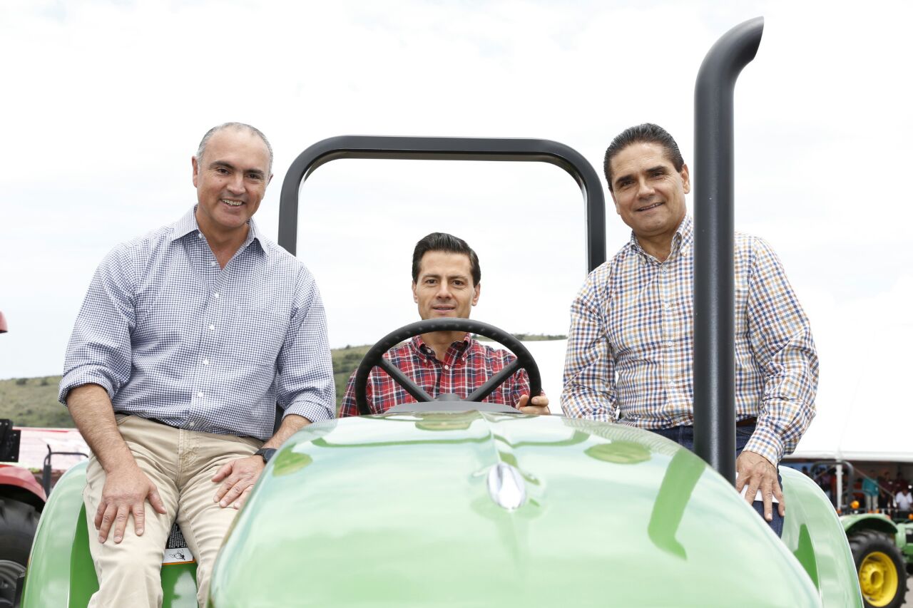 Entregan Enrique Peña Nieto y Silvano Aureoles 600 tractores a campesinos michoacanos