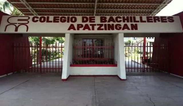Padres de familia denuncian irregularidades en el COBACH en Apatzingán