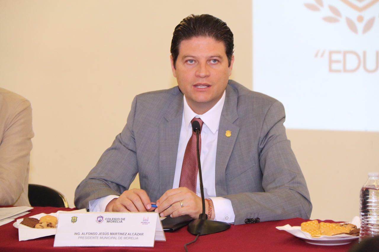 Alfonso Martínez cumple compromiso con la educación y lanza convocatoria para otorgar becas estudiantiles
