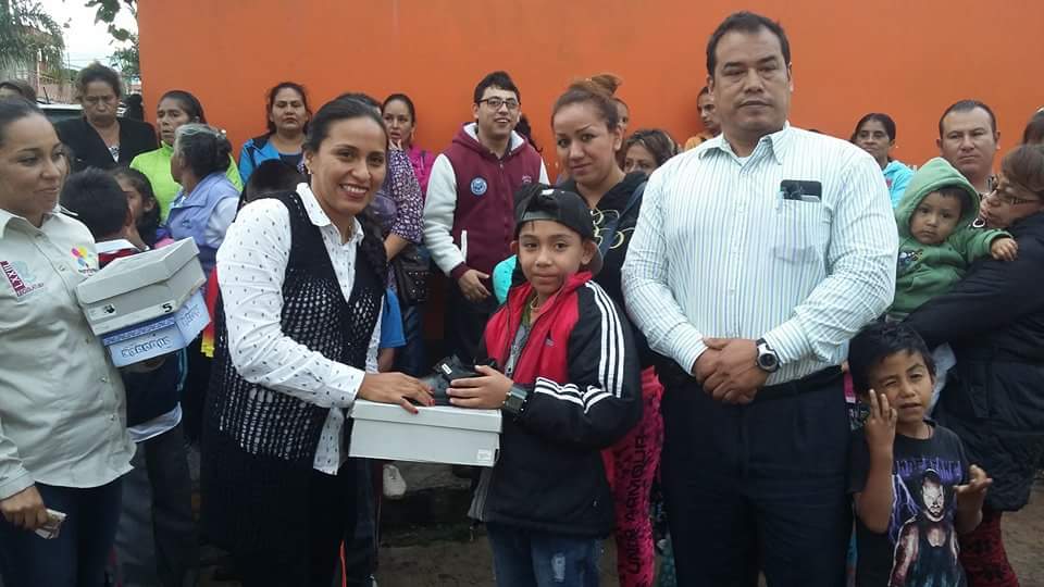 Cumple Bernal Martínez con entregar programa de zapato a bajo costo