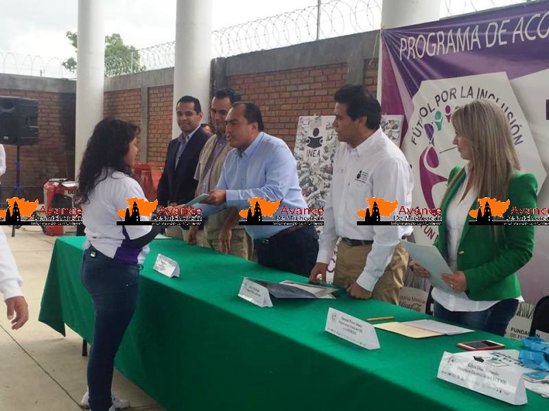 INEA entrega certificados de primaria y secundaria a jóvenes del programa fútbol por la inclusión.