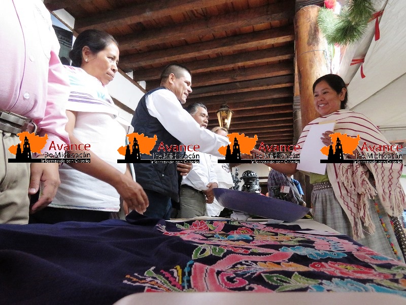 Premia Instituto del Artesano Michoacano a artífices de Santa Fe de la Laguna.