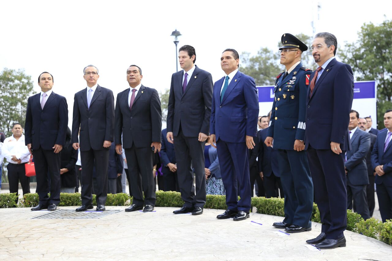 Preside Gobernador ceremonia de izamiento de Bandera Monumental