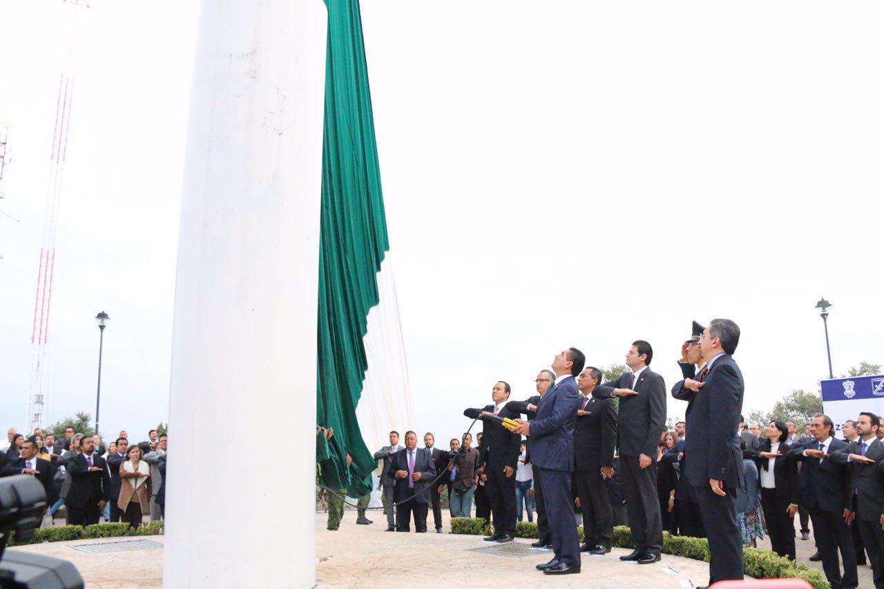 Silvano Aureoles y Alfonso Martínez dan inicio a programa de fiestas patrias con izamiento de la Bandera.