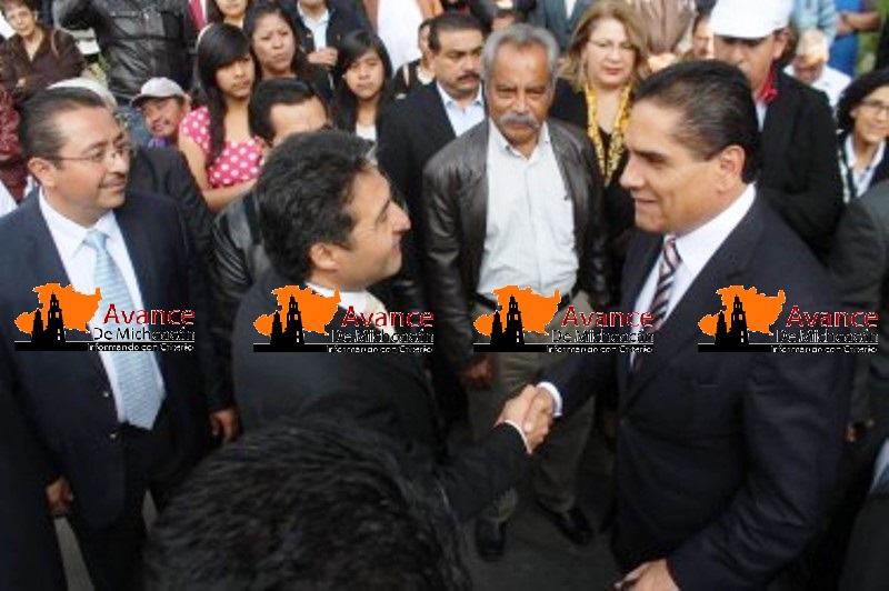 Felicita Víctor Báez al Gobernador en su Primer Informe de Gobierno