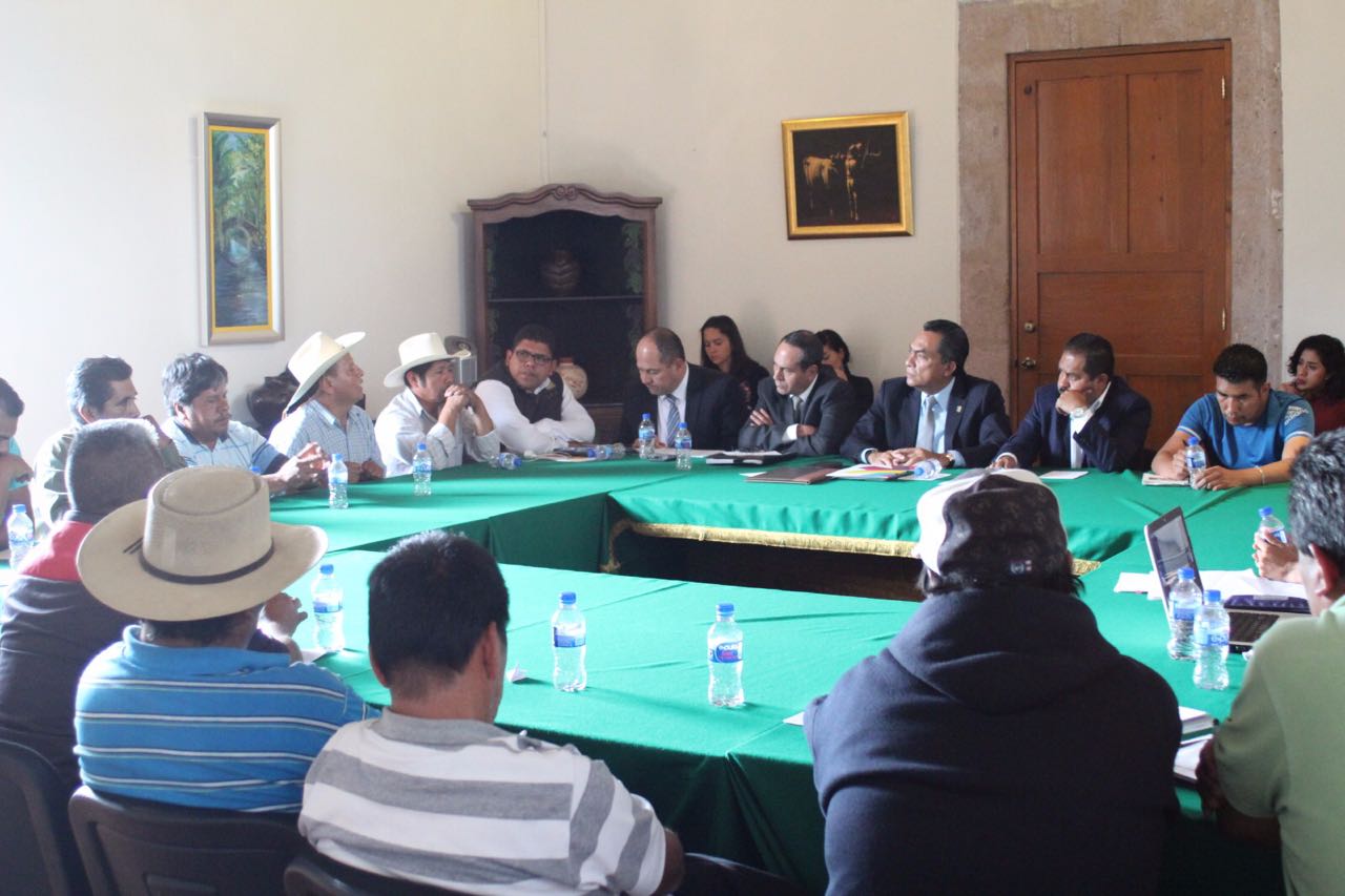 Instala Adrián López mesa de diálogo con habitantes de Pichátaro