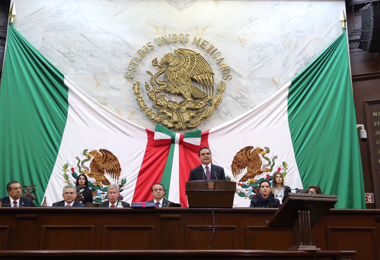 Entrega del Primer Informe de Labores del Gobierno del Estado de Michoacán al Poder Legislativo