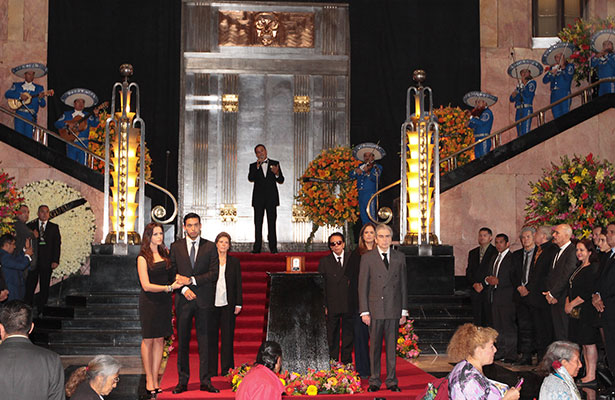 Miles de mexicanos despiden a Juan Gabriel en Bellas Artes